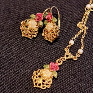 Earrings & necklace set